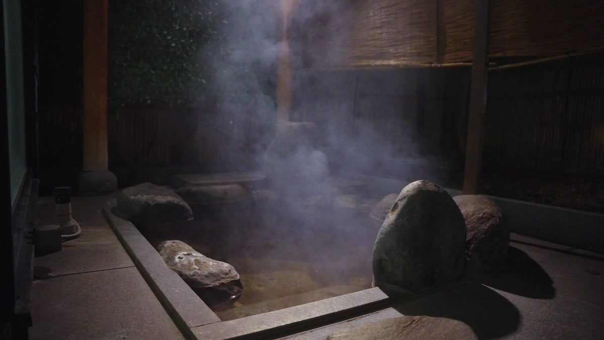 夜晚冒著蒸氣的露天溫泉