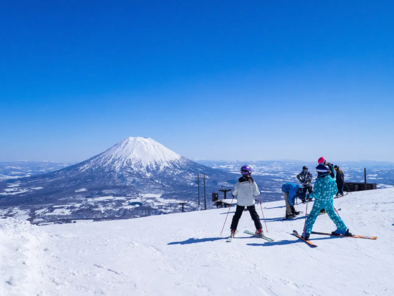 翎雪岭學員在雪山上滑雪