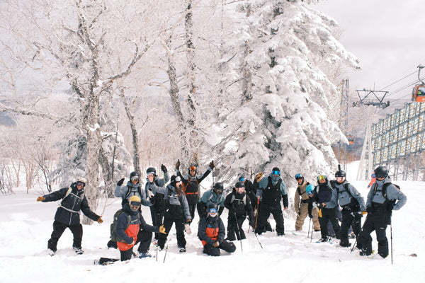 翎雪岭二世谷學員與教練雪地大合照