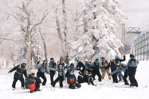 翎雪岭二世谷學員與教練雪地合照