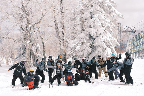 翎雪岭二世谷學員與教練雪地合照