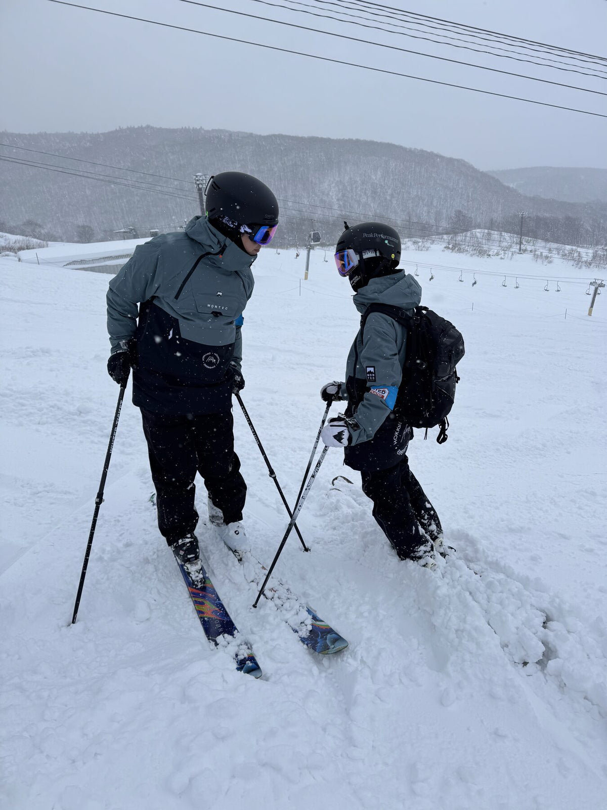 翎雪岭教練與學員於二世谷粉雪中上課