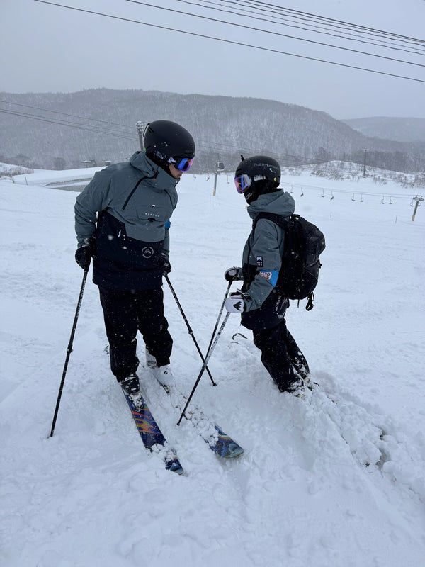翎雪岭教練與學員於二世谷粉雪中上課