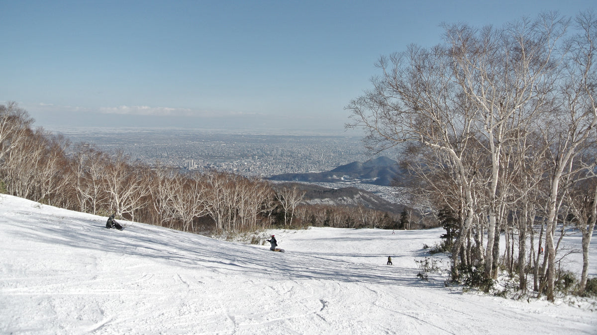 札幌手稻 Sapporo Teine 雪場雪道，遠望札幌市區