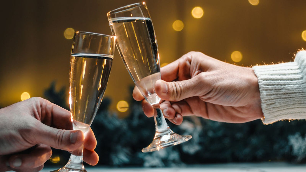 在暖色燈光下以香檳碰杯