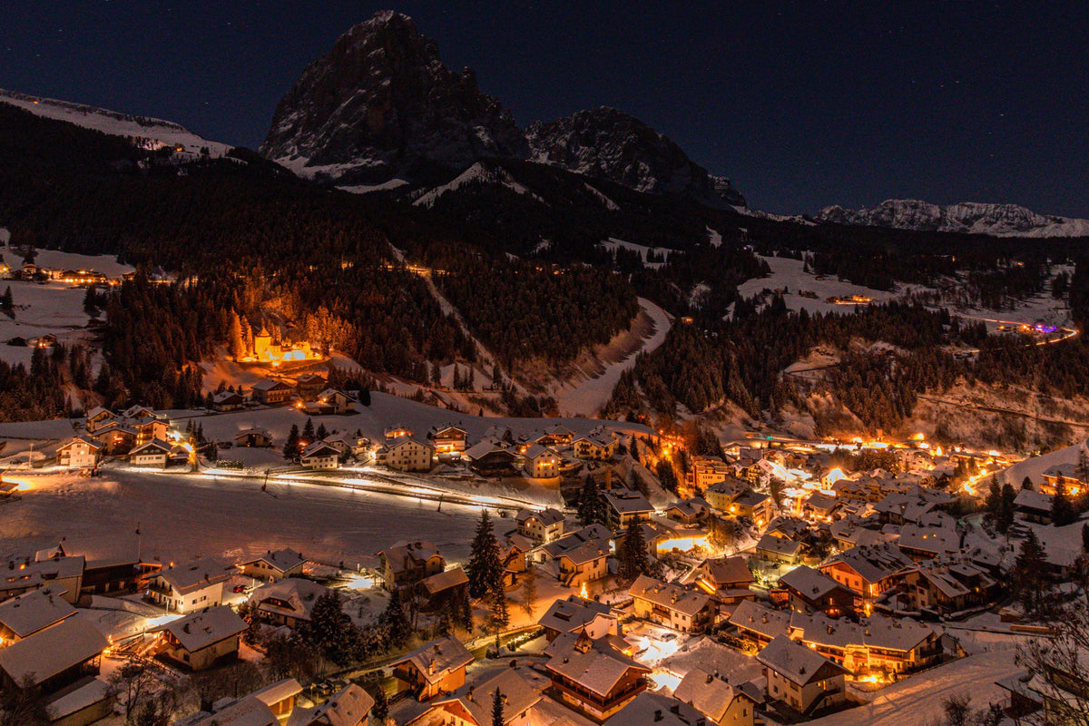 夜晚燈火通明的雪山村落